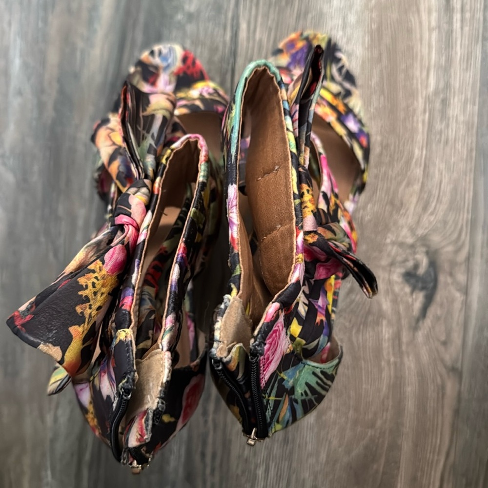 Zigi Soho wedged colorful platform size 9.5